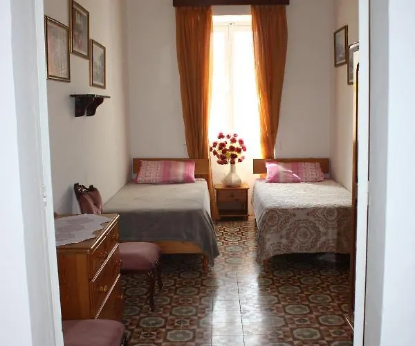 Проживание в семье Vertical Climbing Malta Qrendi